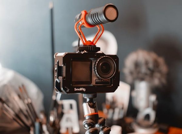Comment choisir une caméra de vlogging avec stabilisation optique pour les créateurs de contenu en déplacement ?