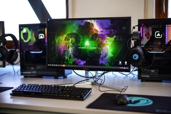 Quels sont les avantages des claviers mécaniques RGB personnalisables pour le gaming ?